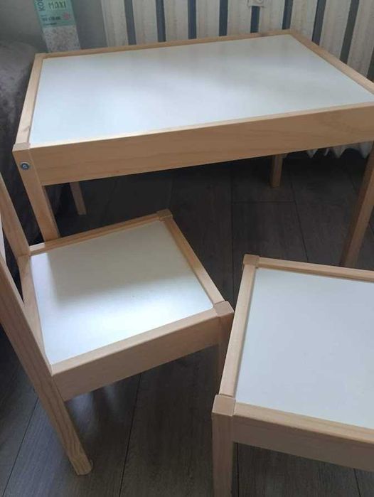 Stolik z dwoma krzesełkami dla dzieci