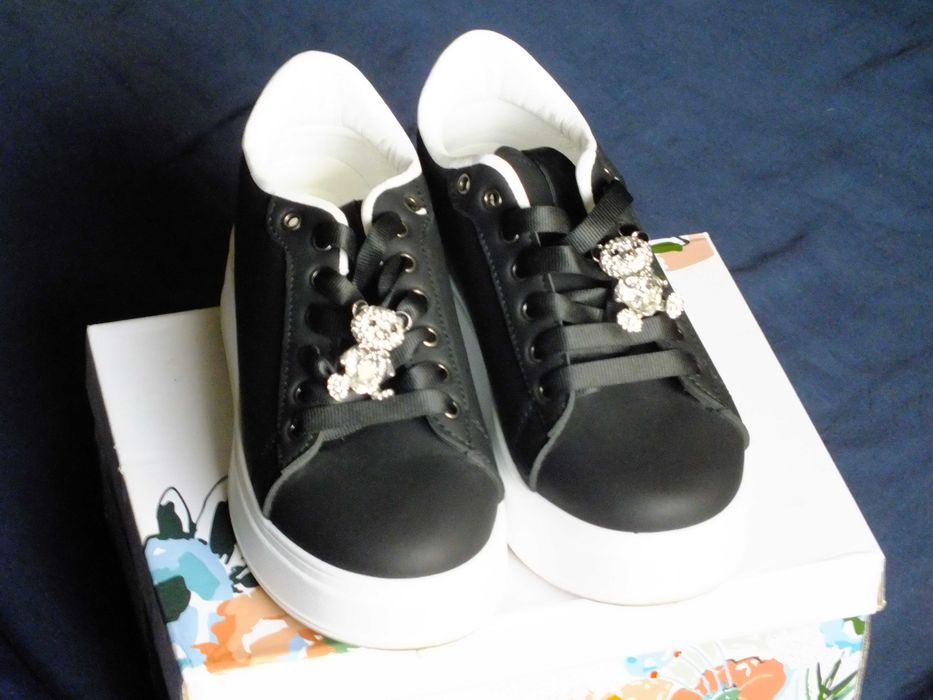 Sprzedam damskie czarne sneakersy na platformie ozdobione misia z cyrk