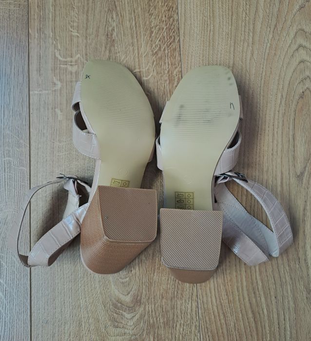 Жіночі бежеві босоніжки на підборах