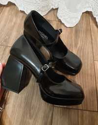 Buty na platformie Monki