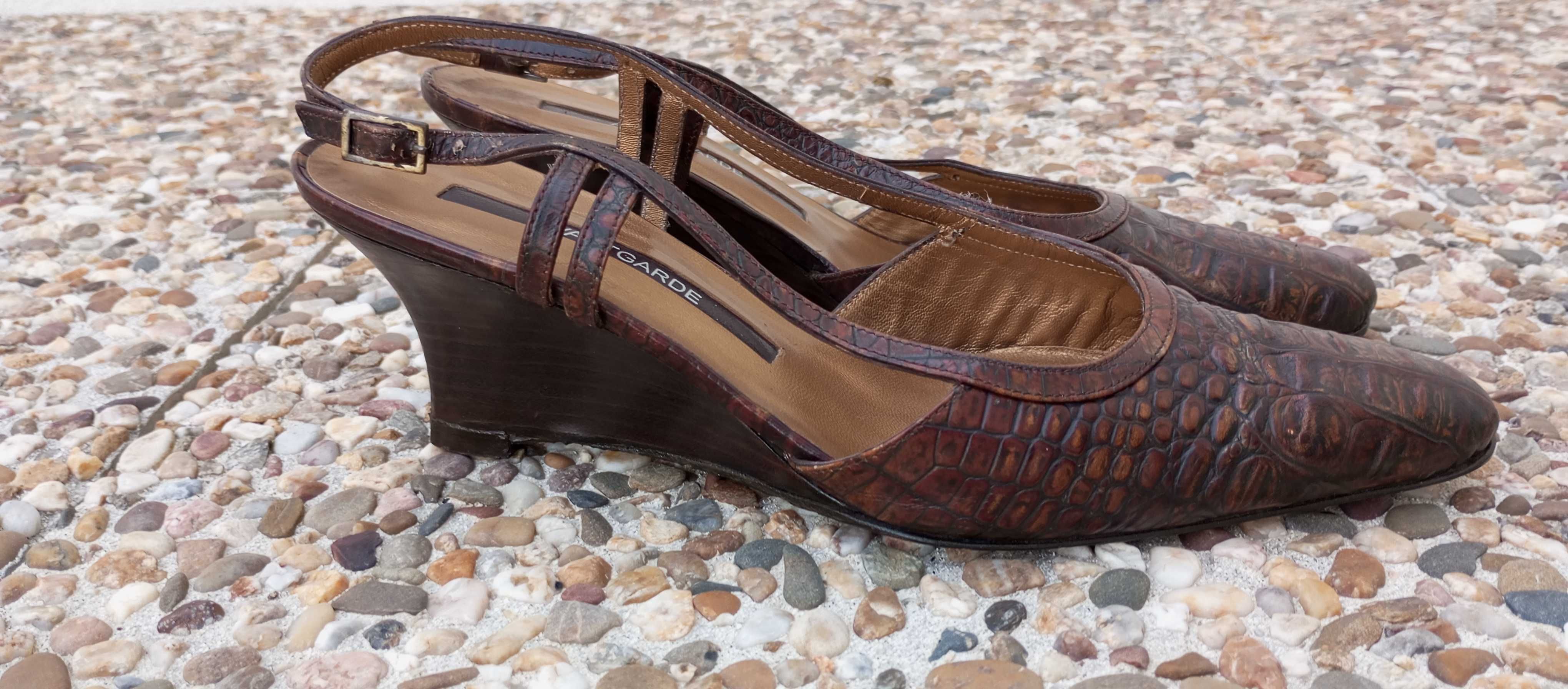 Promoção! Sapato aberto atrás em pele castanha crocodilo com cunha