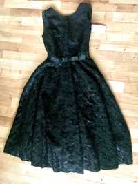 Sylwestrowa mała czarna retro sukienka w stylu lat 50. Mohito.