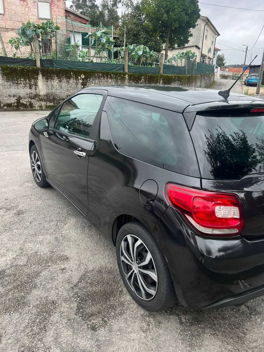 Carro DS3 de 2011 em bom estado