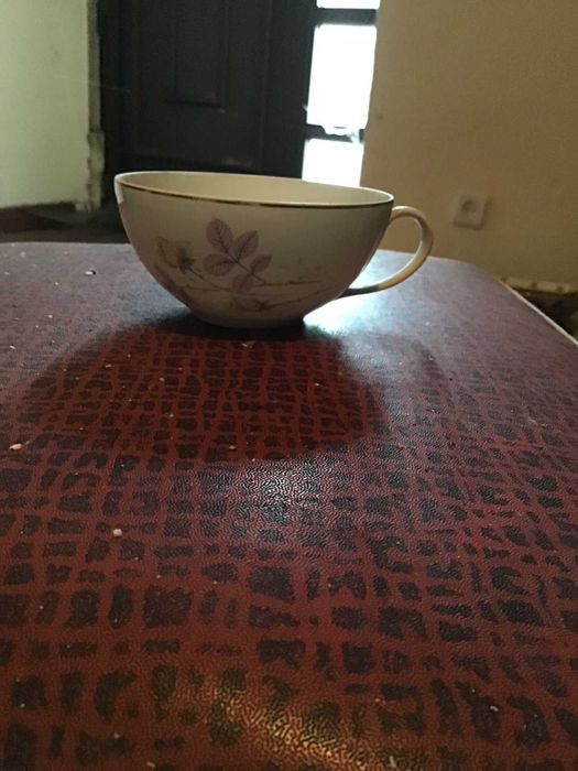 chavena antiga para cha branca com flores lilas