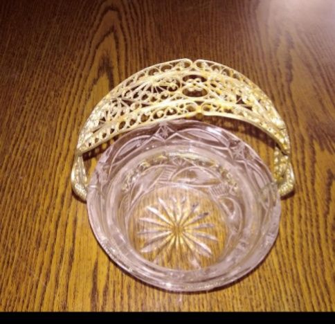 Конфетница хрустальная с металлической ручкой