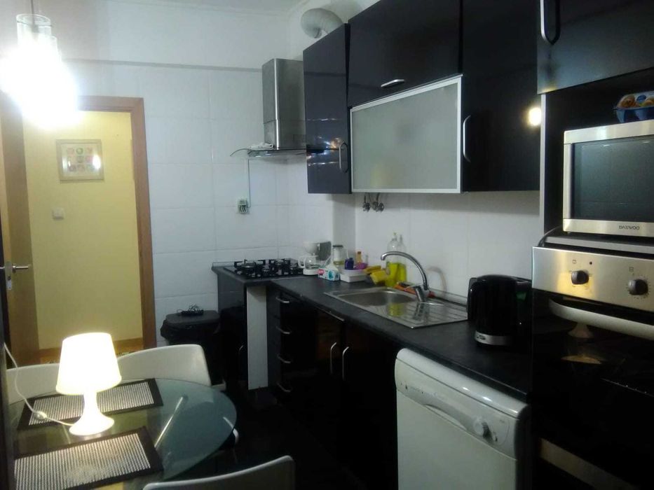 Quarto mobiliado com varanda e ar-condicionado na  Amora.