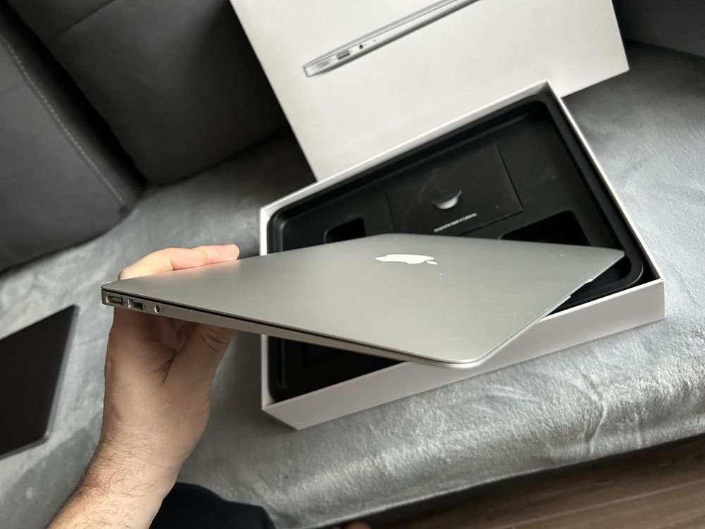 Продам MacBook Air 4 Гб/128 ГБ/Corel i5