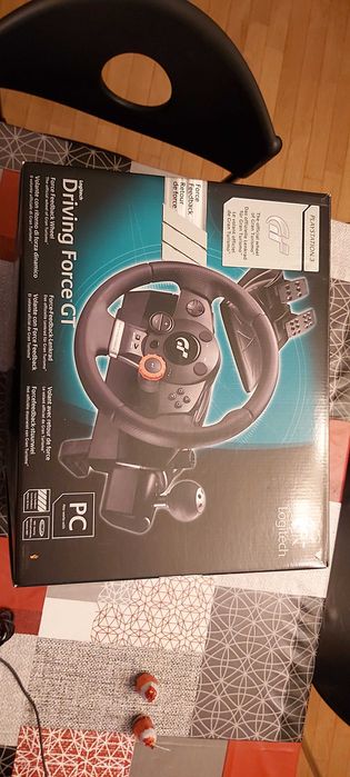 Volante + Pedais Driving Force GT da marca Logitech com caixa original