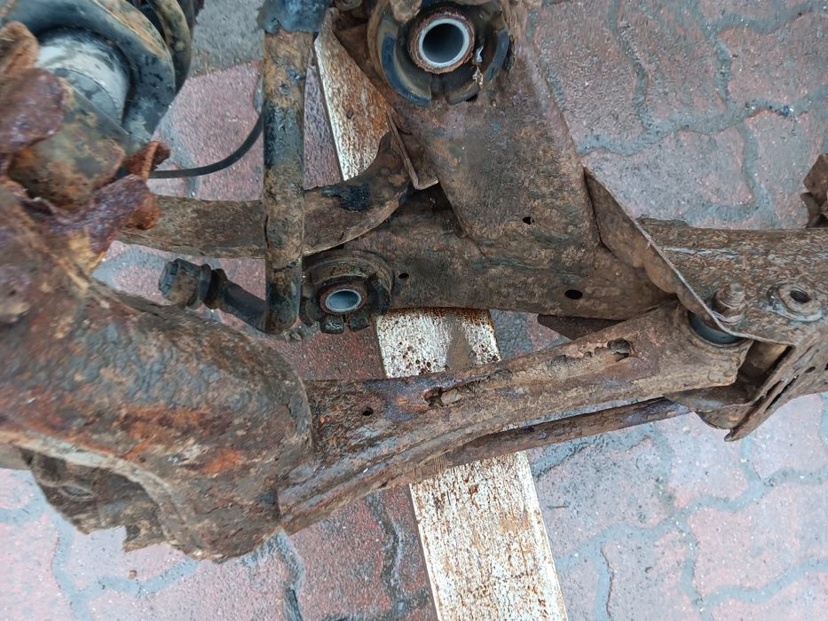 Toyota Avensis t25 zawieszenie tył tylne kompletne belka amortyzator