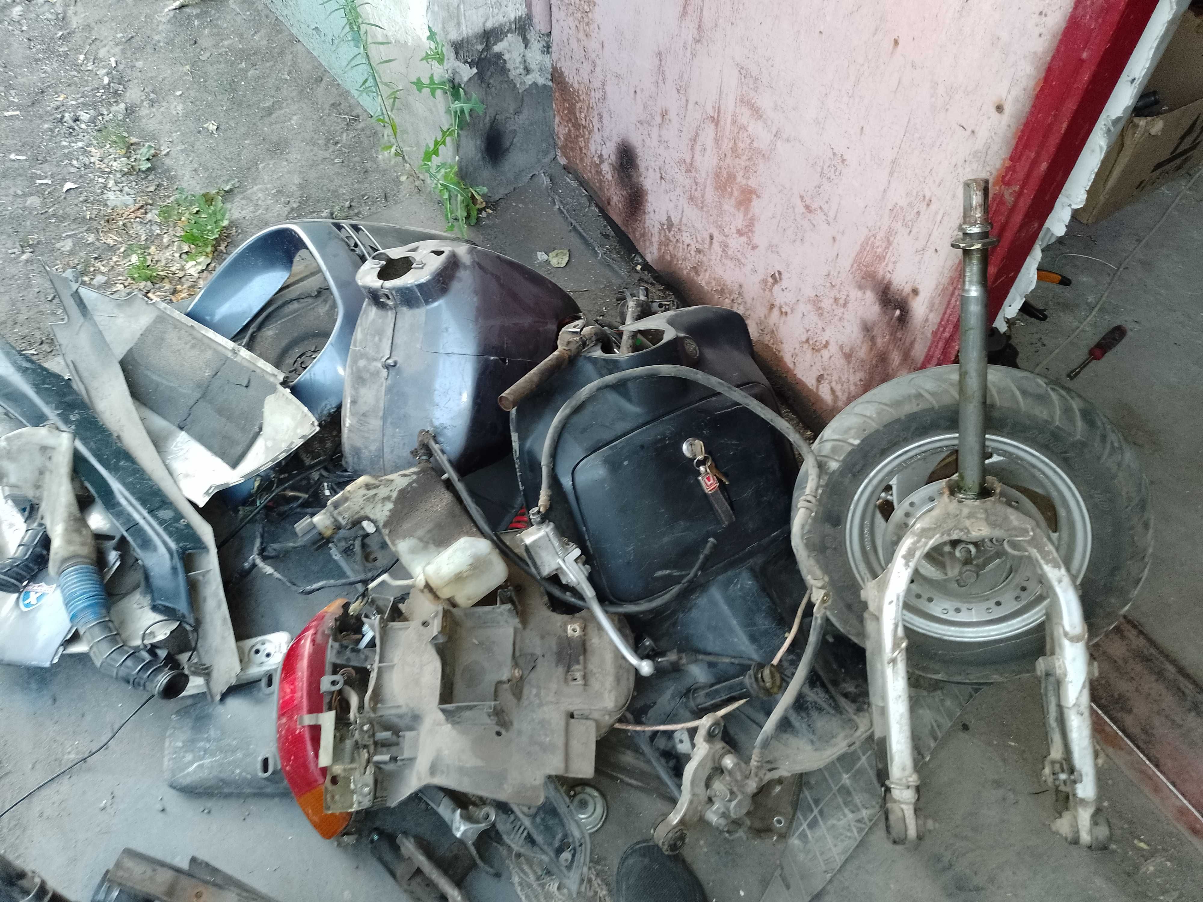 Продам запчасти Скутер на Honda Lead 50cc 90cc