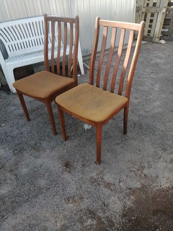 dwa krzesla z wygodnym oparciem
