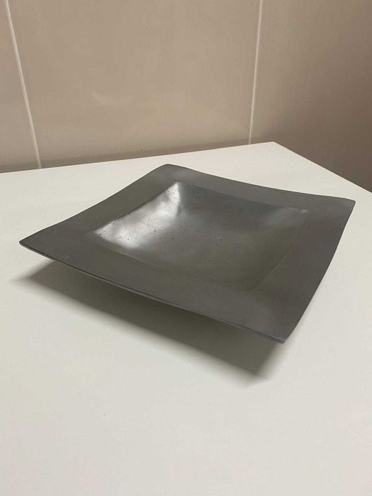 Belíssimo prato decorativo em estanho