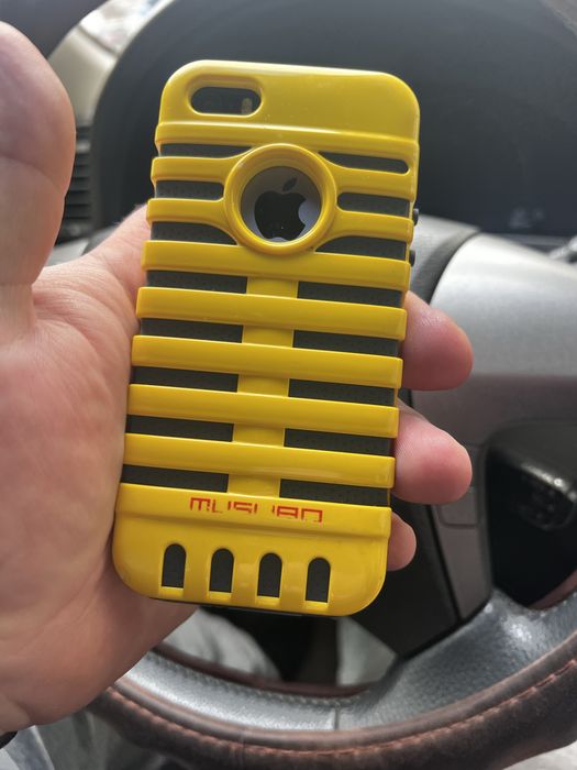 iPhone SE в ідеальному стані з легендарним чохлом