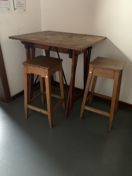 Mesa de trabalho e banco em madeira