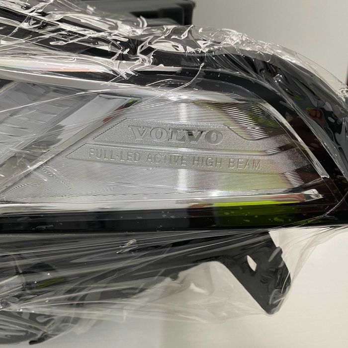 Vendo farol direito e esquerdo para VOLVO XC90 ano 2016 em diante