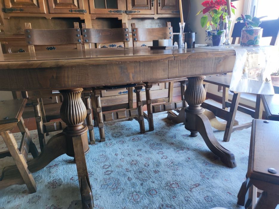 Conjunto mesa oval e armário em carvalho maciço