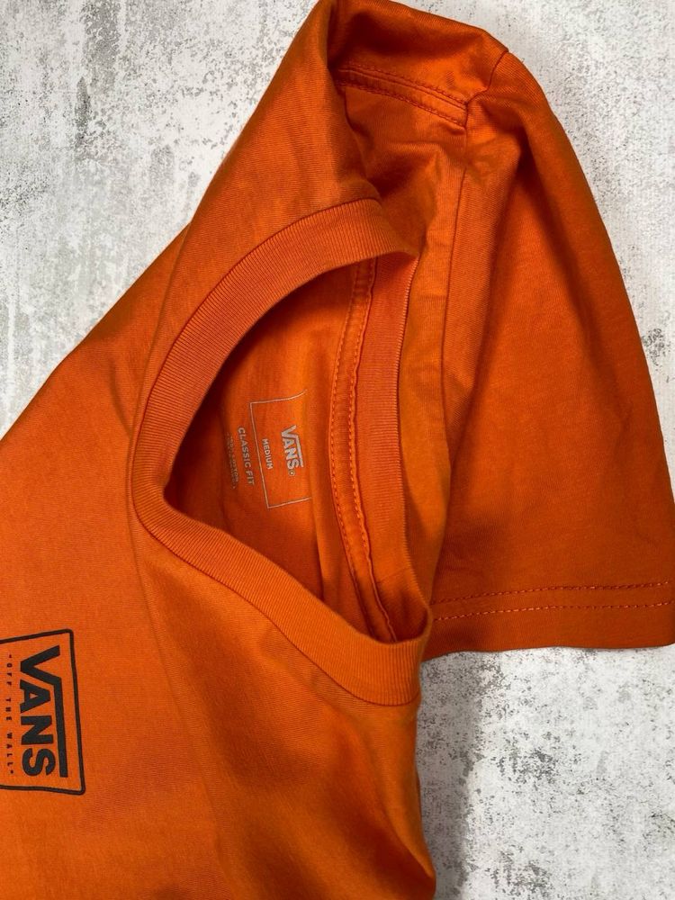 Помаранчева футболка vans з логотипом — для яскравого образу