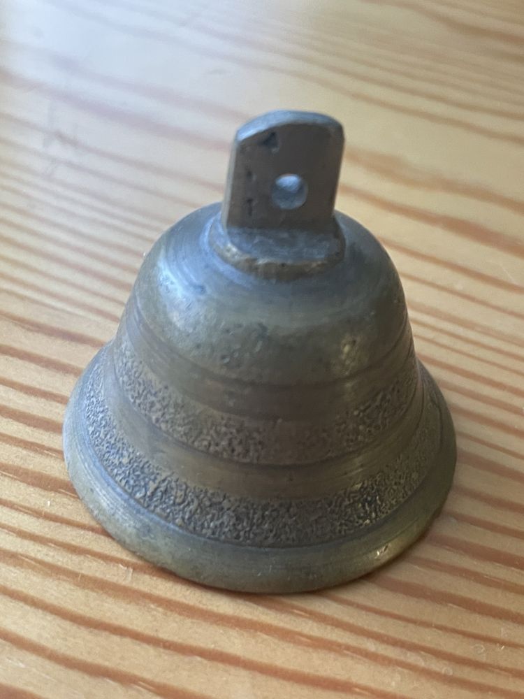 Stary dzwonek mosiężny zdobiony