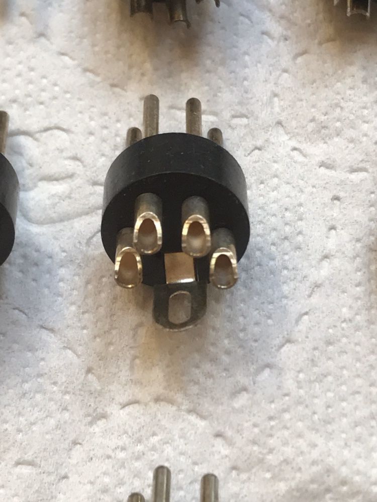 XLR 4 PIN Deltron DGS PRO-AUDIO 7000 pasuje do obudowy Neutrik