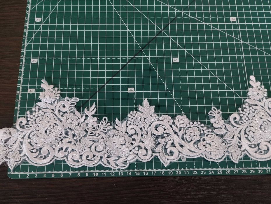 Мереживо високої якості біле і молочне з паєтками нове на метраж