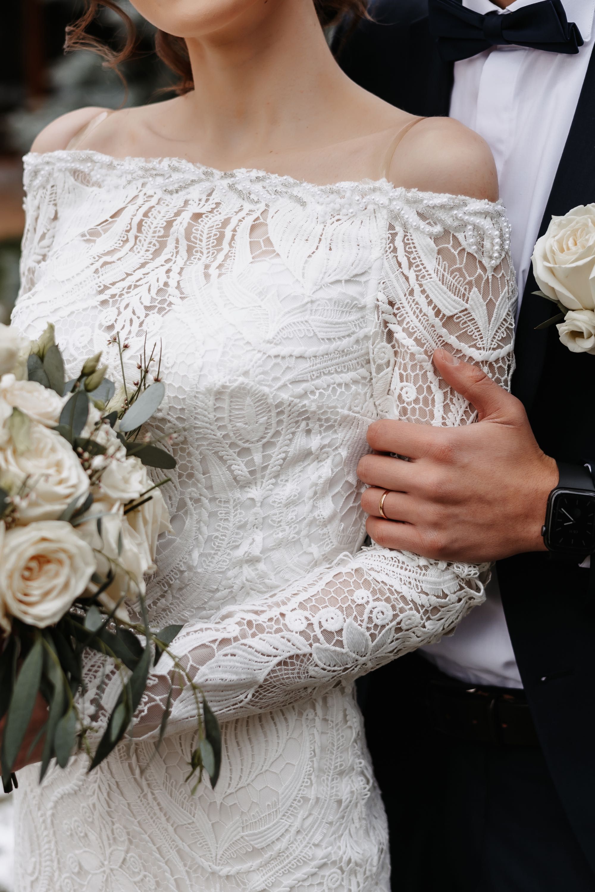 Весільна сукня з відкритими плечима