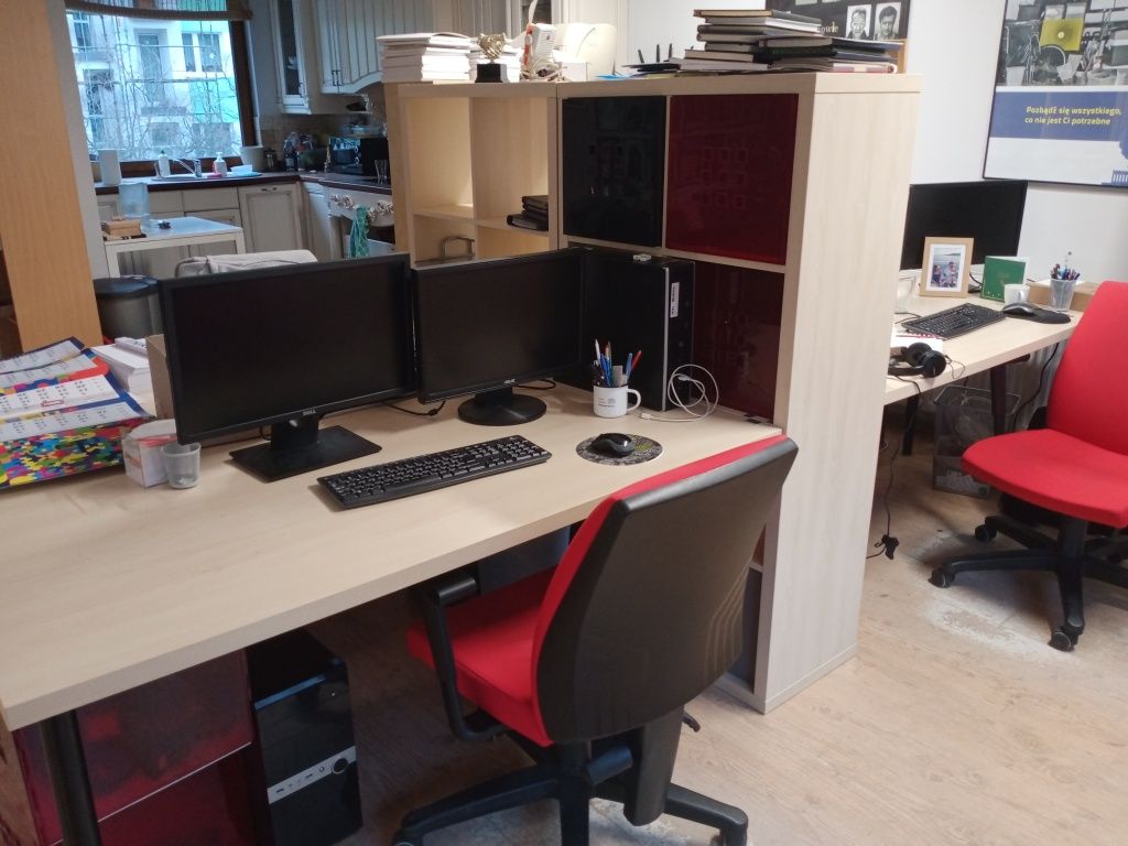 Zestaw mebli biurowych do openspace (4 biurka i regał)