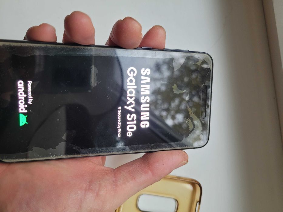 Samsung GALAXY S10e 6/128GB трещины на дисплее.