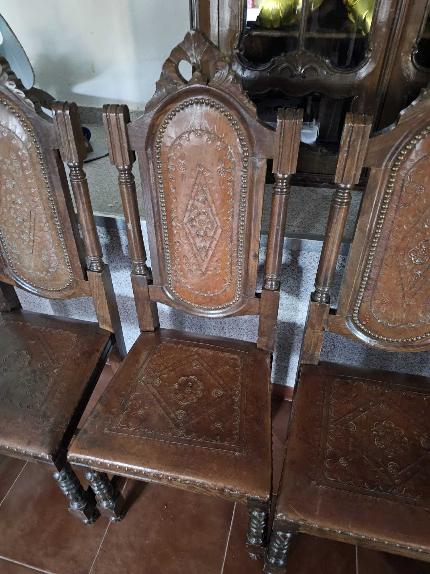 Conjunto de Cadeiras em Madeira Maciça e Couro – 10 Unidades