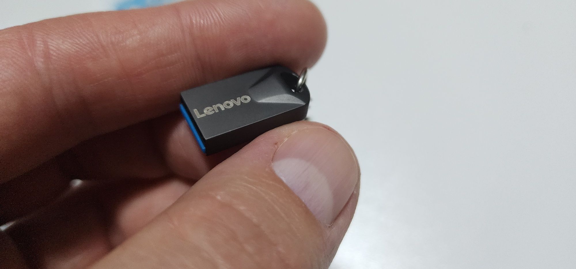 Флешка  Lenovo на 2 Тб.    USB flash drive 2 Tb

Є дві штуки на 1 і 2