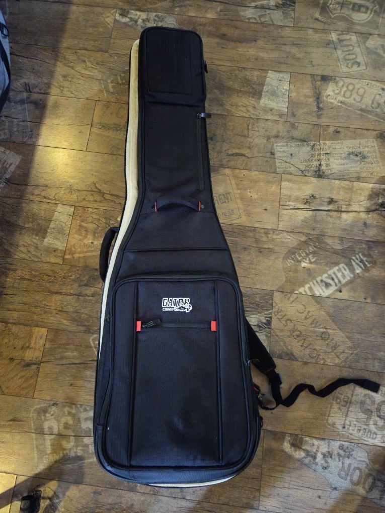 Fender Standard Jazz Bass®, Maple Fingerboard, Black