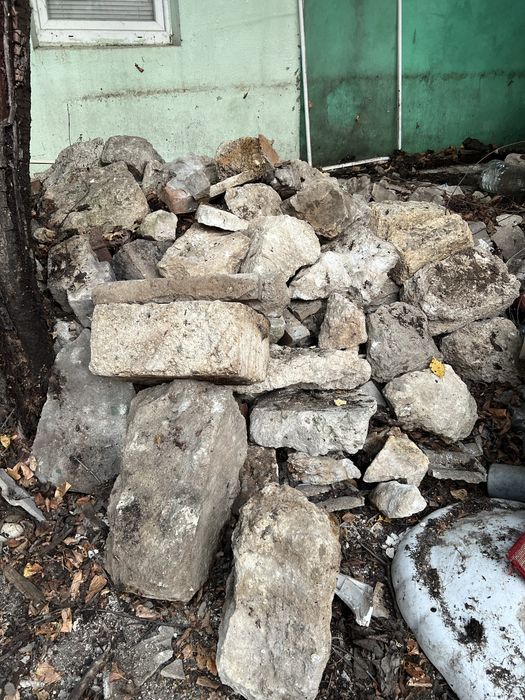 отдам битый кирпич, остатки камня даром