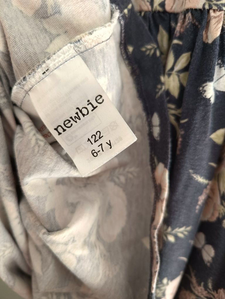 Sukienka Newbie r. 122 róże na granatowym tle