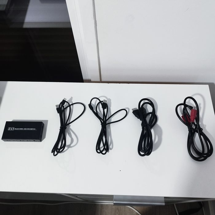 Switch KVM HDMI 4K USB - Controle 2 PCs com um só teclado e rato