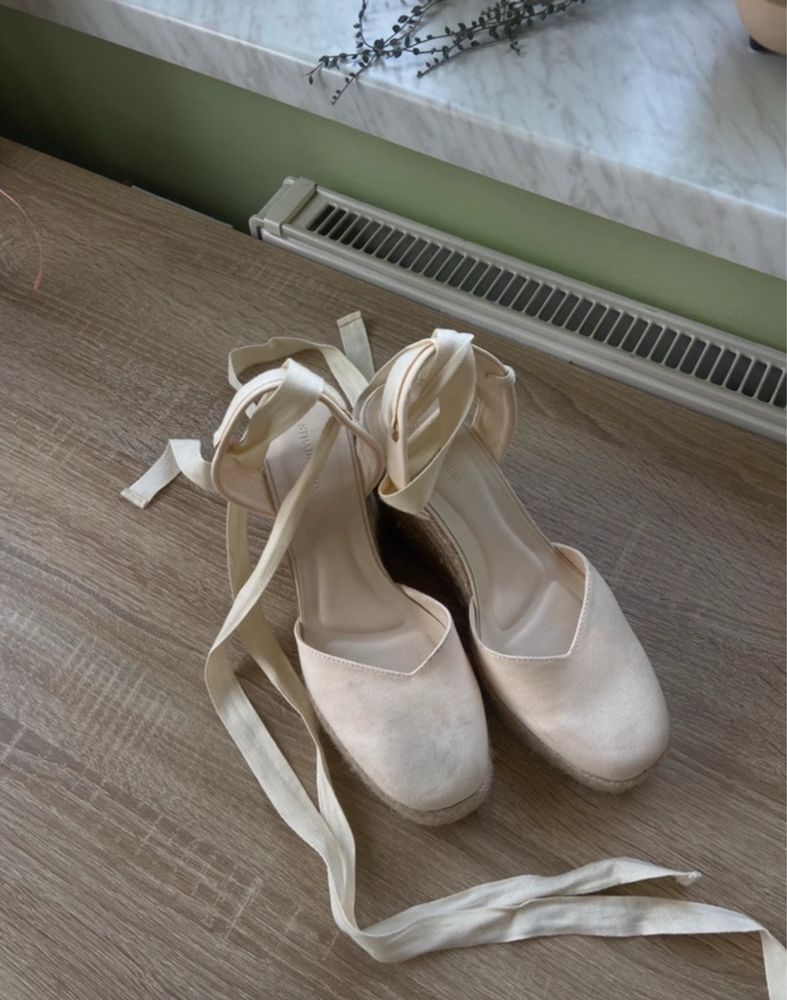 Buty na koturnie
