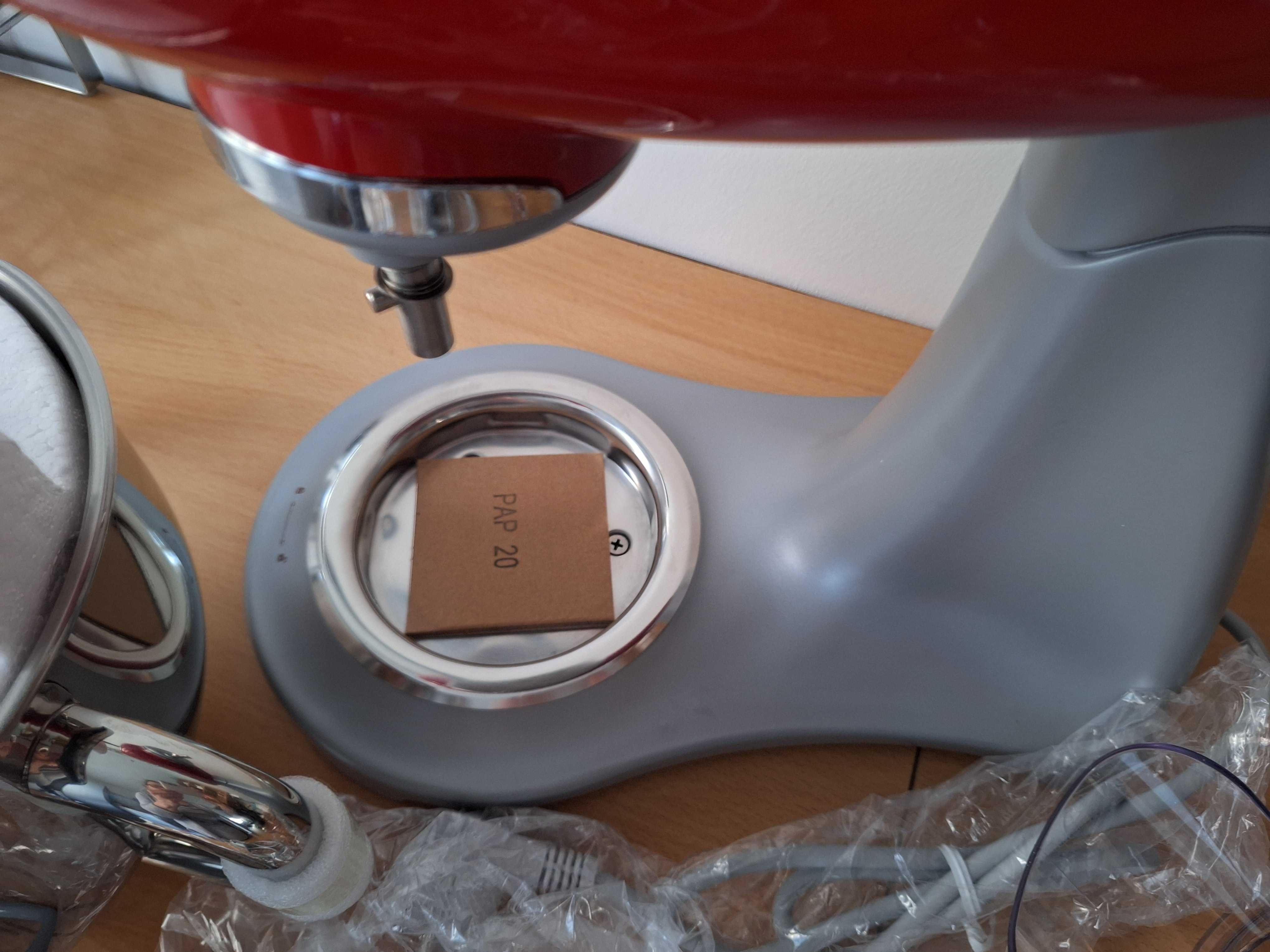 Robot planetarny SMEG SMF02RDEU Czerwony