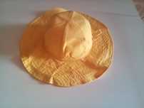 Chapéu de tecido côr amarelo.