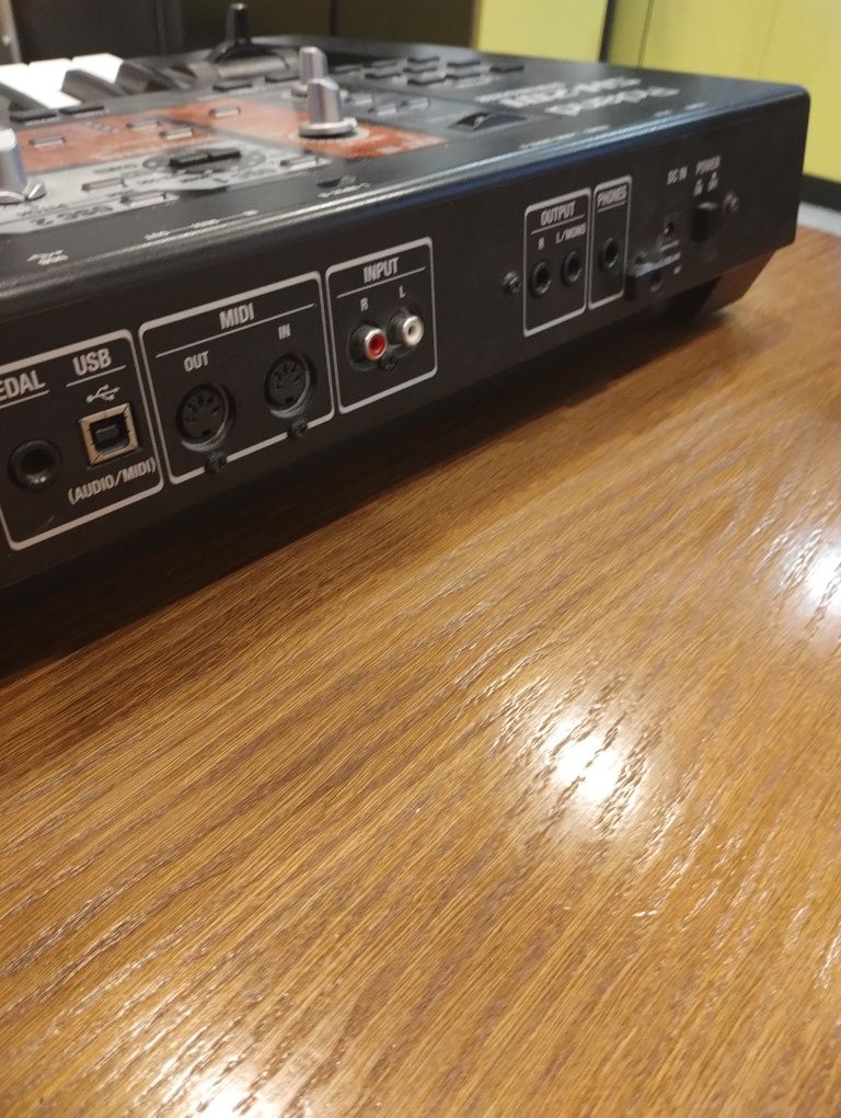 Roland SH-201 synthesizer