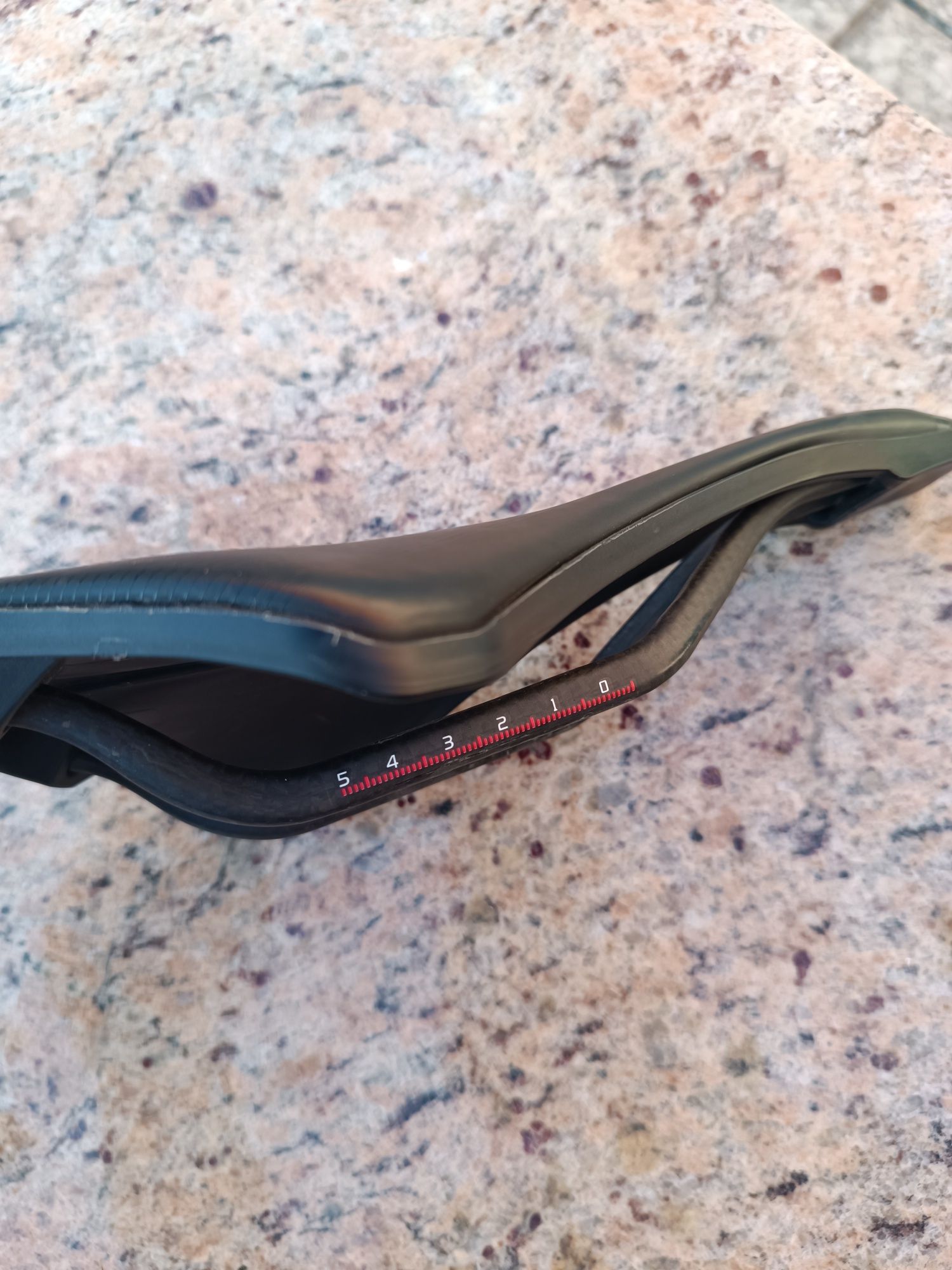 Selim carris carbono 143mm