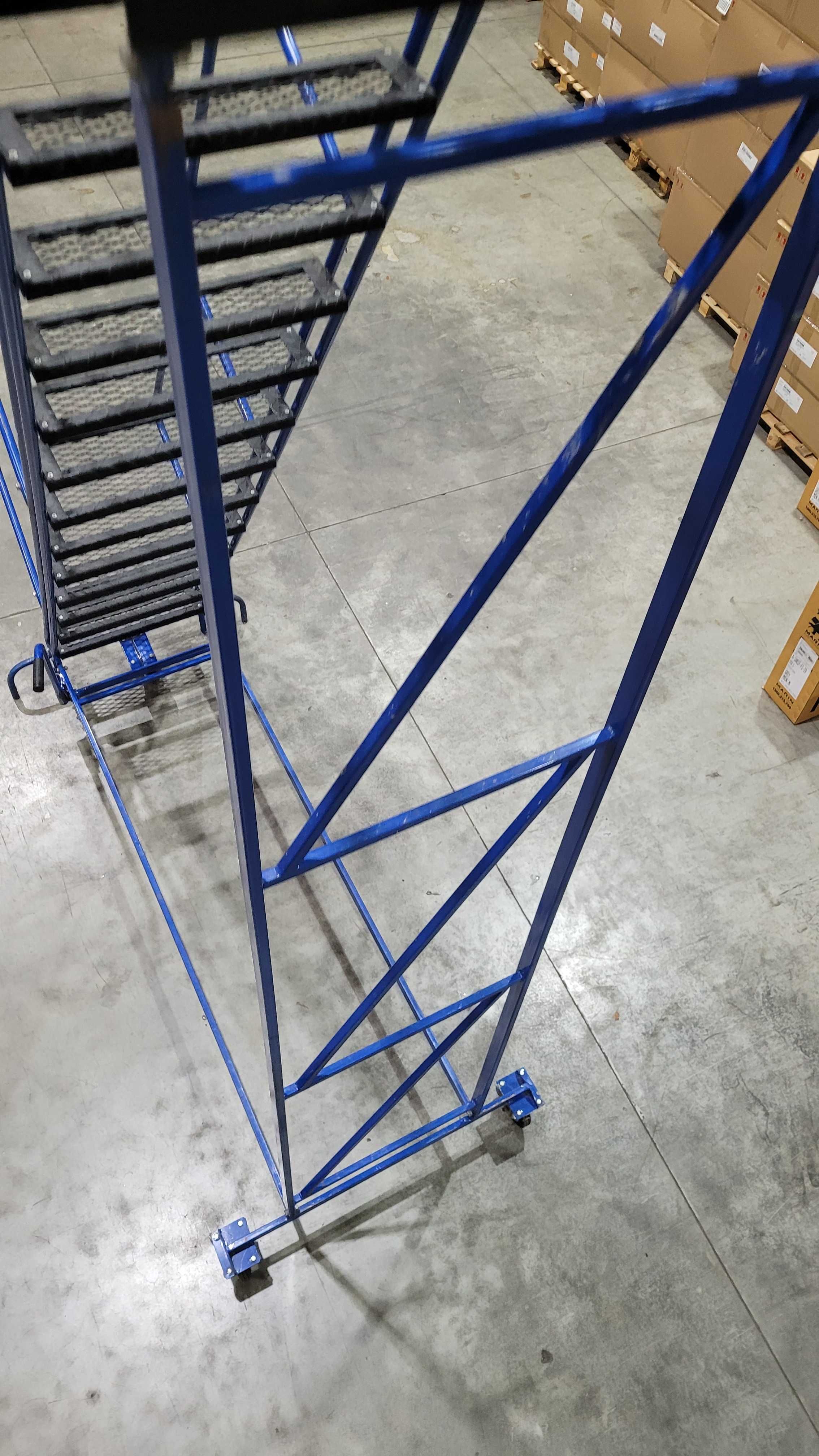 Drabina magazynowa jezdna trójkołowa DMP 3500 mm z dźwignią