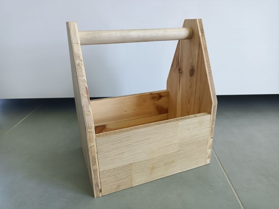 Drewniana skrzynka dekoracyjna  ma kwiaty lub na piwo