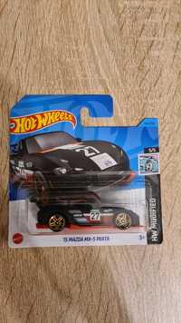 Hot Wheels 15 Mazda MX-5 Miata.