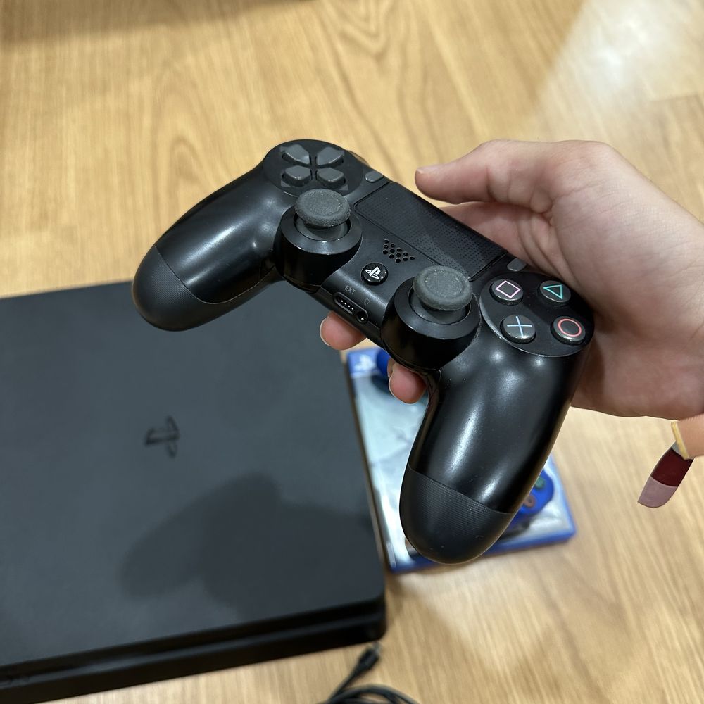 Ps4 slim 1Tb + 2 comandos + 2 jogos