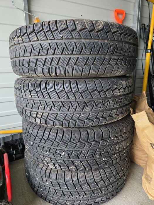 Opony zimowe dwu letnie 235 70 r16 jak nowe 23rok