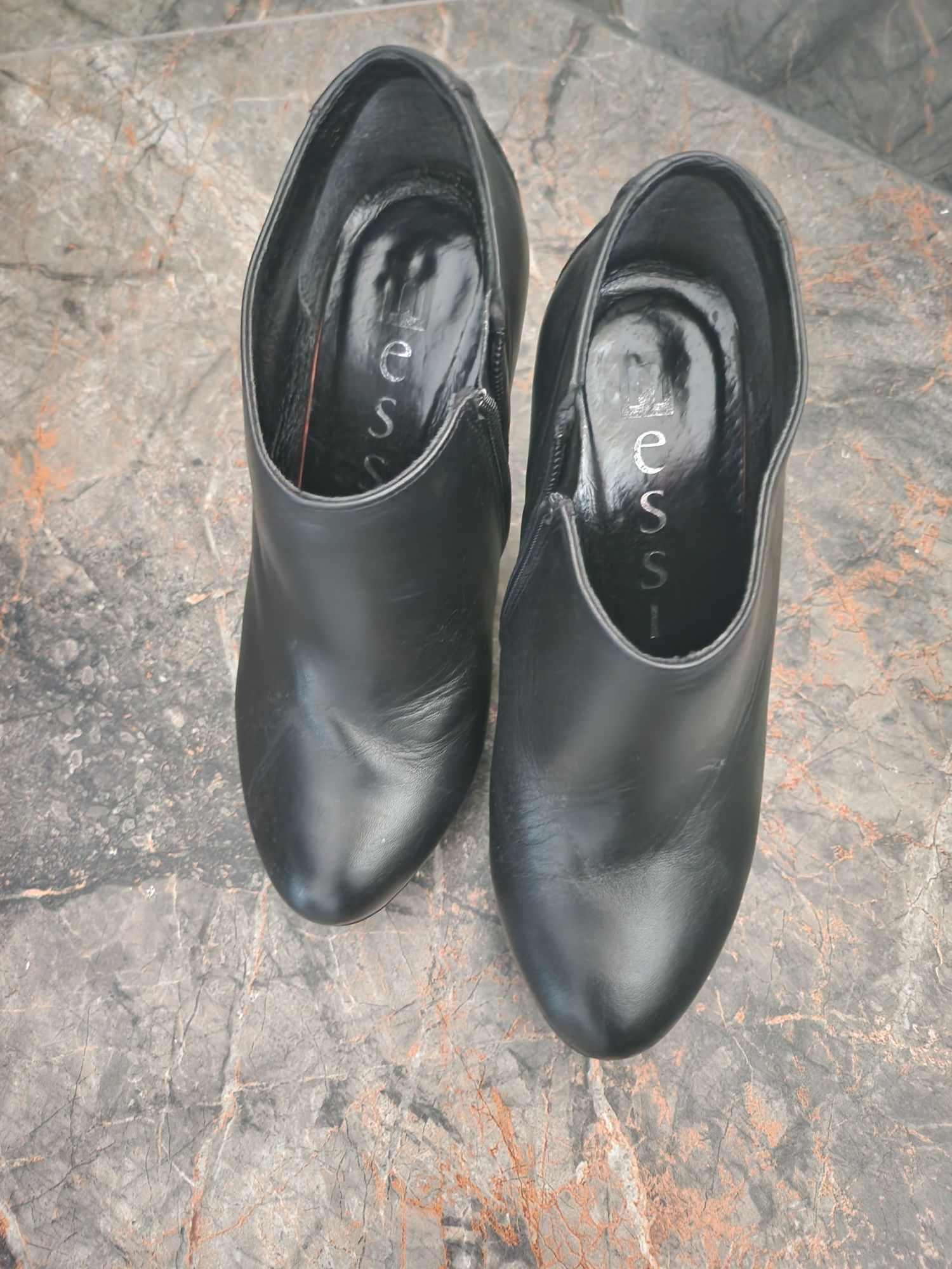 Buty sjorzane na obcasie