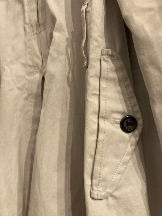 Klasyczny super trencz na wiosne