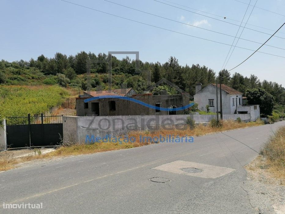 Moradia com anexos e terreno - Localizada em Alenquer