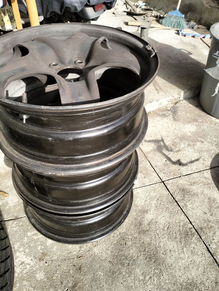 4 Pneus 215/55 R16; jantes e tampões
