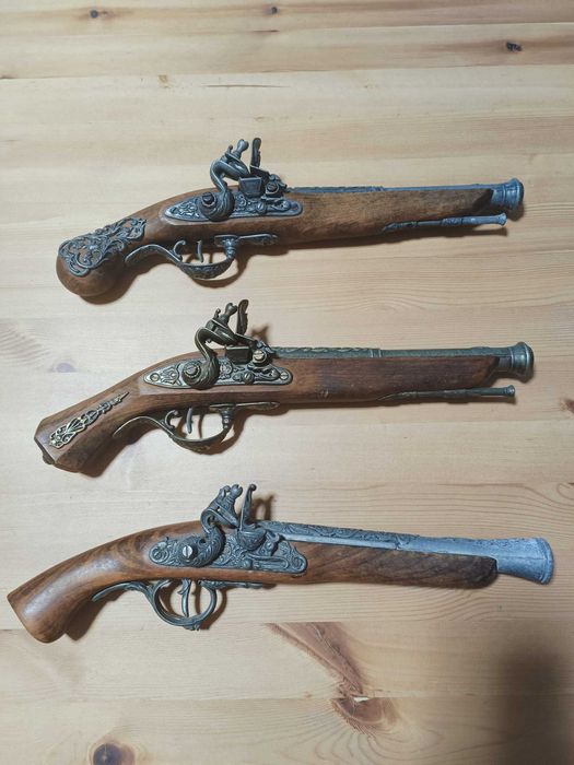 3 Réplicas de armas antigas + depósito de pólvora