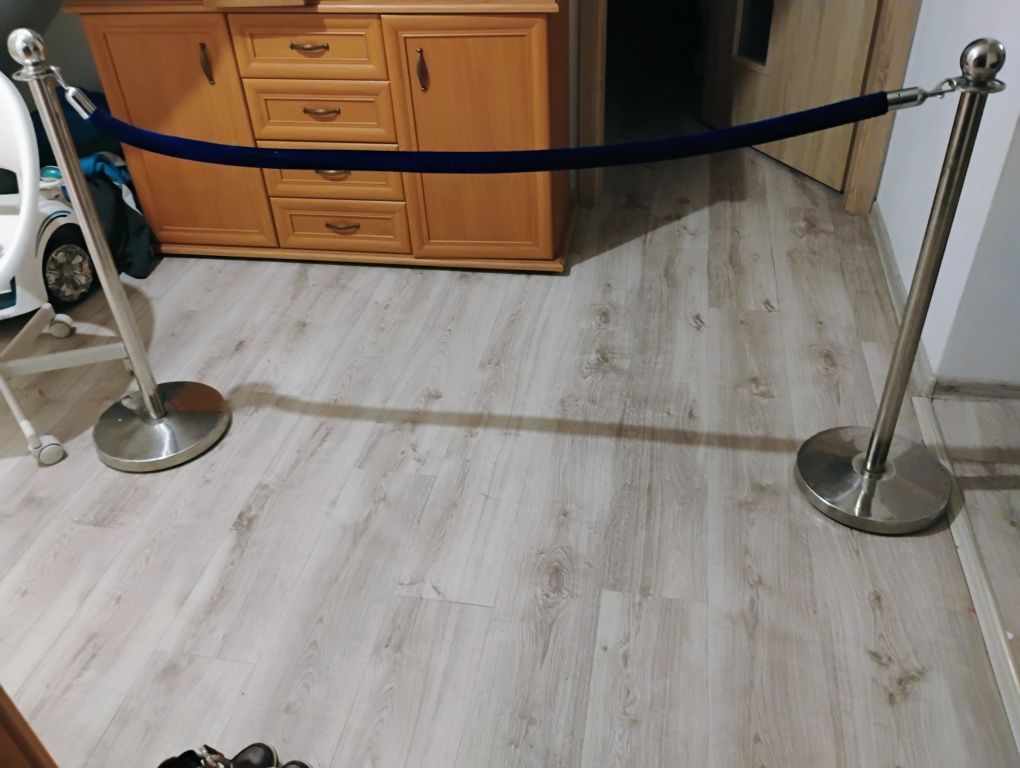Sprzedam słupek odgradzający hotelowy 90 cm srebrny  - 2 Sztuki