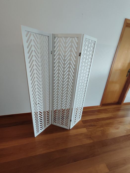 Biombo branco de três partes